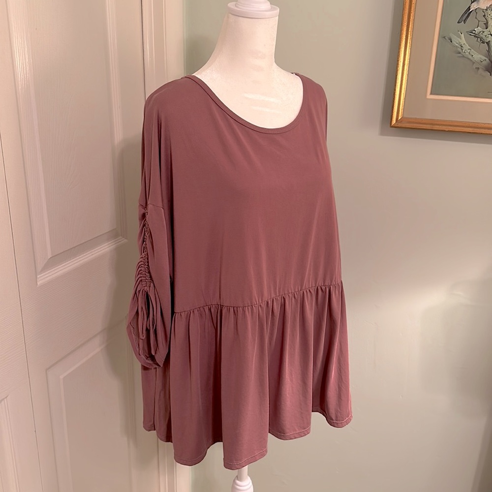 Size 1X Roses/Mauve babydoll style boutique top